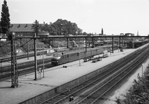 849021 Gezicht op de perrons van het N.S.-station Arnhem te Arnhem, met een diesel-electrisch treinstel DE 3 (plan U).
